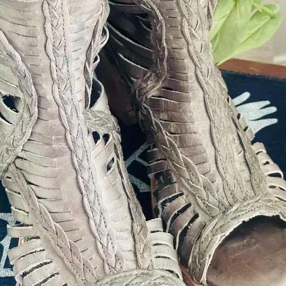 LIKE NEW!!  FREEBIRD BY STEVEN Bela Stone Braided Snakeskin Leather Sandals 9