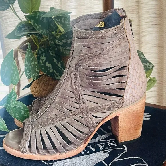 LIKE NEW!!  FREEBIRD BY STEVEN Bela Stone Braided Snakeskin Leather Sandals 9