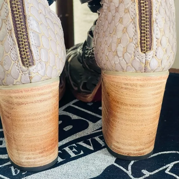 LIKE NEW!!  FREEBIRD BY STEVEN Bela Stone Braided Snakeskin Leather Sandals 9