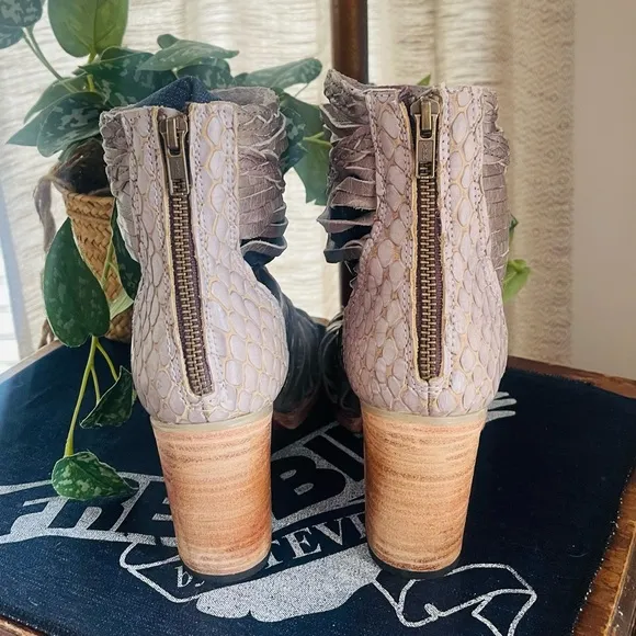 LIKE NEW!!  FREEBIRD BY STEVEN Bela Stone Braided Snakeskin Leather Sandals 9