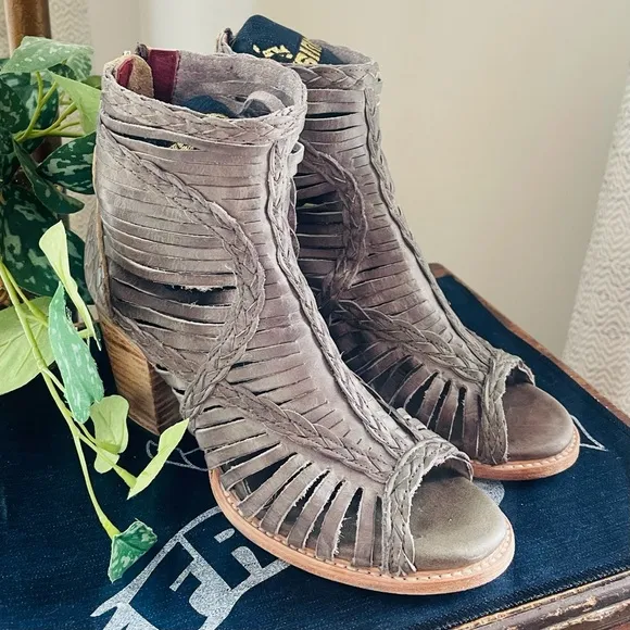 LIKE NEW!!  FREEBIRD BY STEVEN Bela Stone Braided Snakeskin Leather Sandals 9