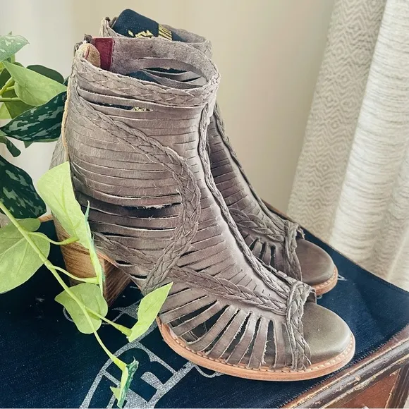 LIKE NEW!!  FREEBIRD BY STEVEN Bela Stone Braided Snakeskin Leather Sandals 9