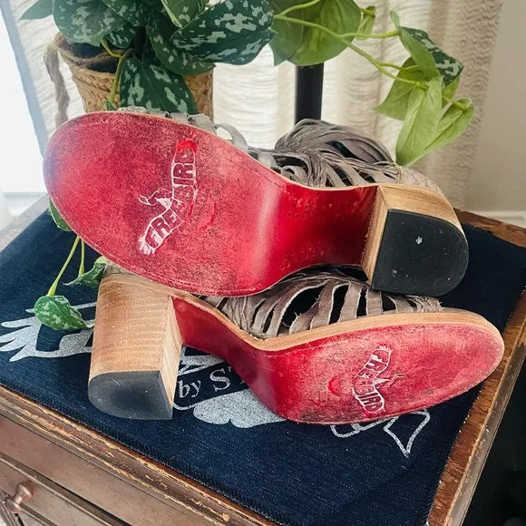 LIKE NEW!!  FREEBIRD BY STEVEN Bela Stone Braided Snakeskin Leather Sandals 9