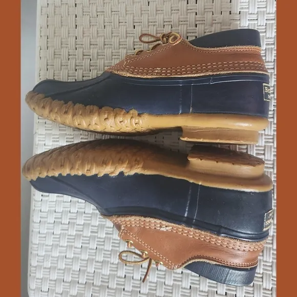 L.L. Bean Womens Navy Gum Tie Lace Shoes Boots Sz 9