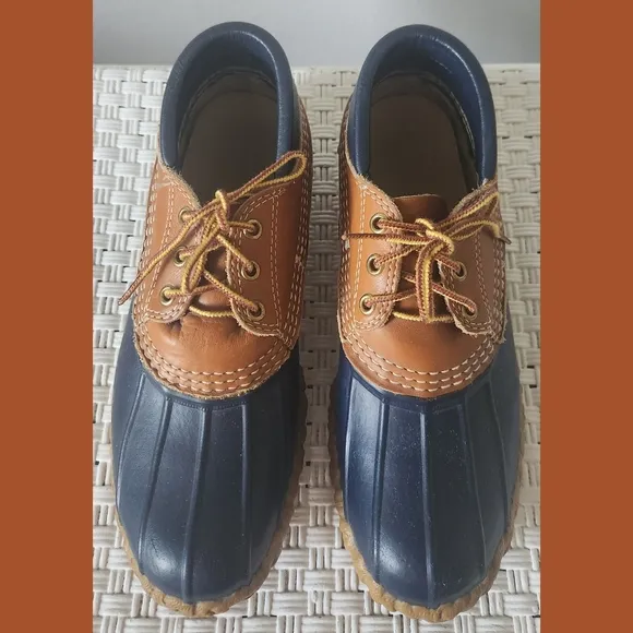 L.L. Bean Womens Navy Gum Tie Lace Shoes Boots Sz 9