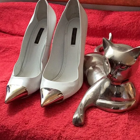 Louis Vuitton Leather White Stiletto Pumps