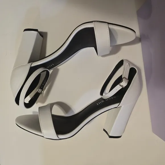 MADDEN GIRL White Block Heel Sandals Ankle Strap Open Toe Shoes Size 9M
