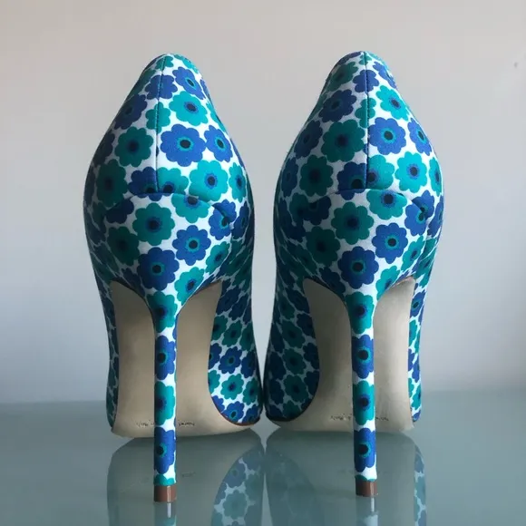 Manolo Blahnik bb pump in blue multi.105mm. Size 36