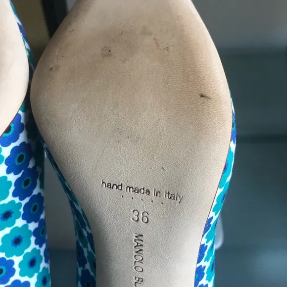 Manolo Blahnik bb pump in blue multi.105mm. Size 36