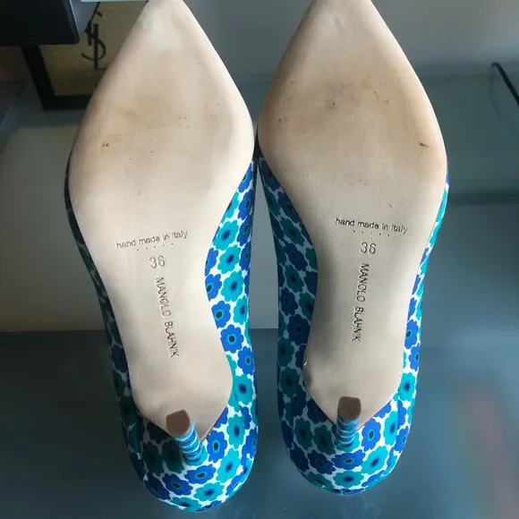 Manolo Blahnik bb pump in blue multi.105mm. Size 36