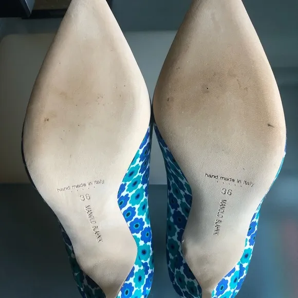 Manolo Blahnik bb pump in blue multi.105mm. Size 36