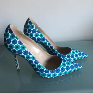 Manolo Blahnik bb pump in blue multi.105mm. Size 36