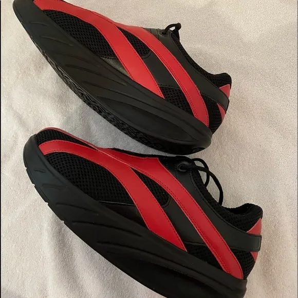MBT RARE FLAME RED/BLACK PHYSIOLOGICAL ROCKER SHOES SIZE 8 1/2  WORN ONCE