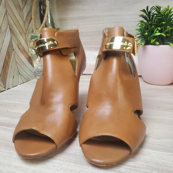 Michael Kors Buckle Leather Upper Heels Elegant Tan Brown Womens Size 6.5 *