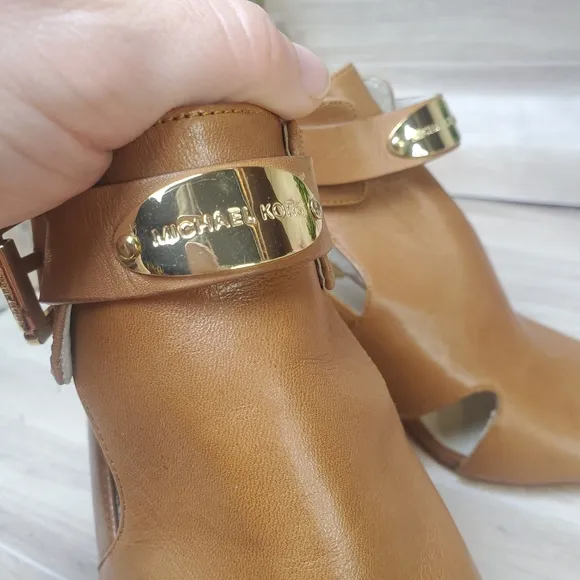 Michael Kors Buckle Leather Upper Heels Elegant Tan Brown Womens Size 6.5 *
