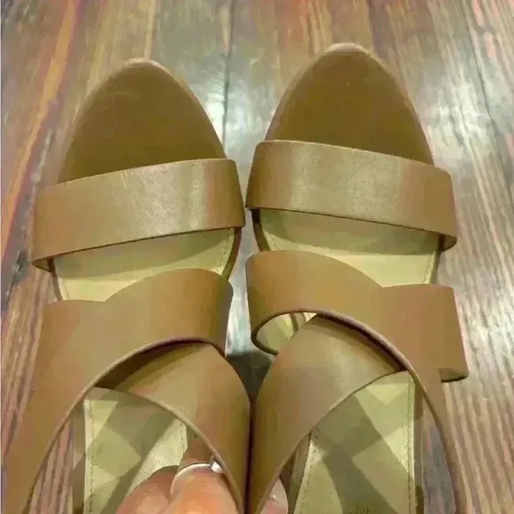 Michael Kors NWOT Elana Brown Leather Strappy Platform Heel Sz 7