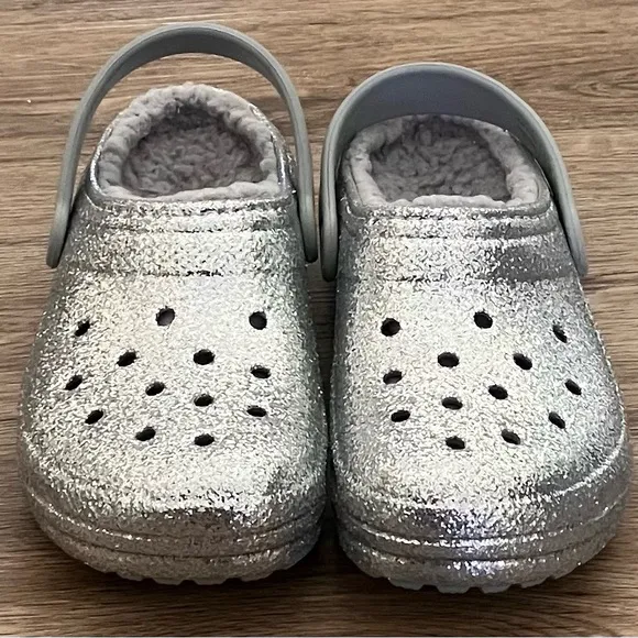 NEW CROCS Girls Youth 3 Lined Glitter Clogs. Includes 3 Jibbitz Shoe Charms.