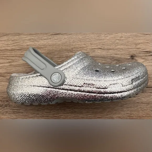 NEW CROCS Girls Youth 3 Lined Glitter Clogs. Includes 3 Jibbitz Shoe Charms.