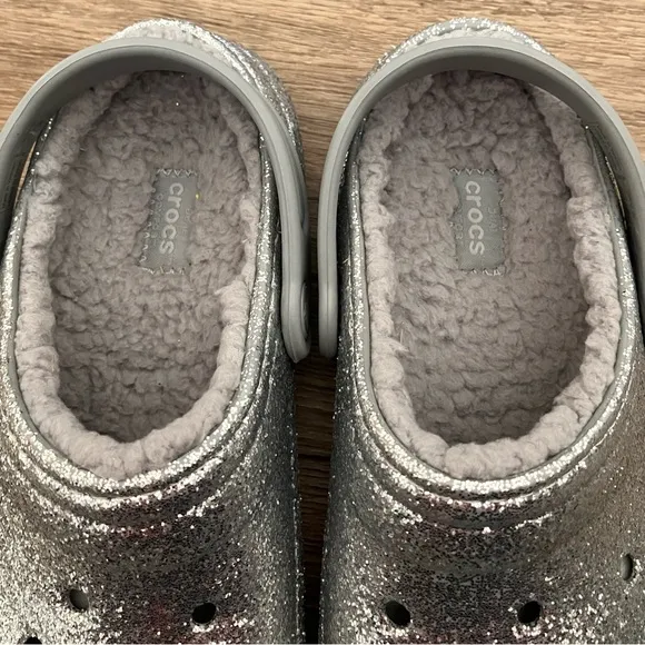 NEW CROCS Girls Youth 3 Lined Glitter Clogs. Includes 3 Jibbitz Shoe Charms.