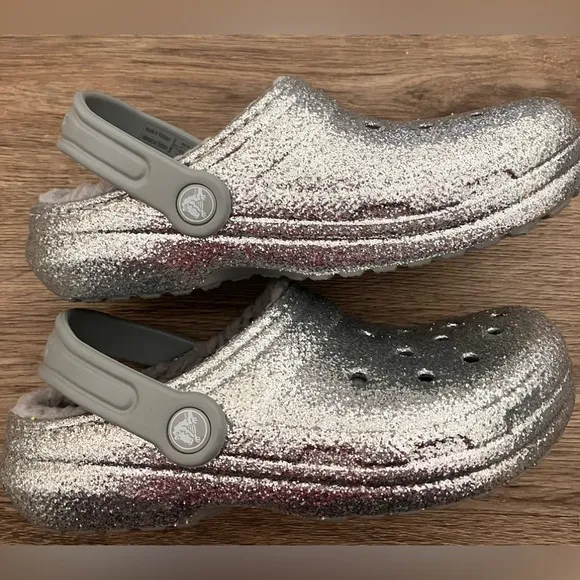NEW CROCS Girls Youth 3 Lined Glitter Clogs. Includes 3 Jibbitz Shoe Charms.