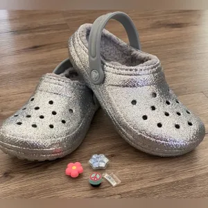 NEW CROCS Girls Youth 3 Lined Glitter Clogs. Includes 3 Jibbitz Shoe Charms.