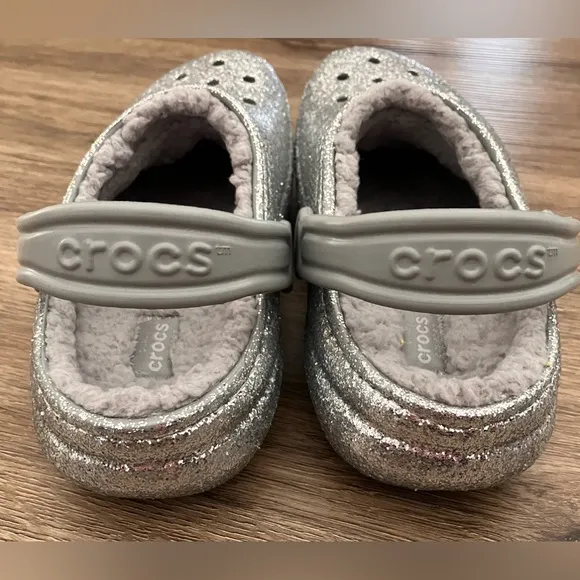 NEW CROCS Girls Youth 3 Lined Glitter Clogs. Includes 3 Jibbitz Shoe Charms.