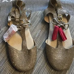 New Joyfolie Girl's Gold Glitter Shoes with Hot Pink Glitter Tassels Size 1