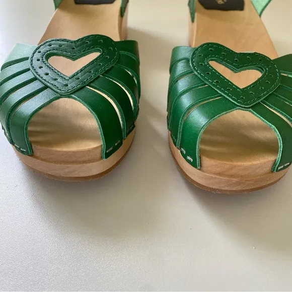 NEW Swedish Hasbeens Heart Medallion Debutant Green Sandals Size EU 41/US 11