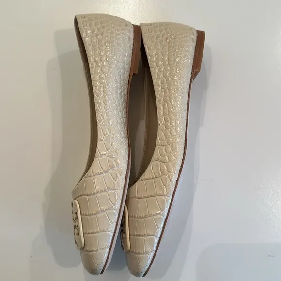 New Tory Burch Cream Croc-Embossed Ballet Flats. 8.5 M.