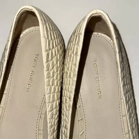 New Tory Burch Cream Croc-Embossed Ballet Flats. 8.5 M.