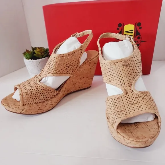 ⤵️NEW! VANELi &quot;Eleni&quot; beige open toe wedge SIZE 11
