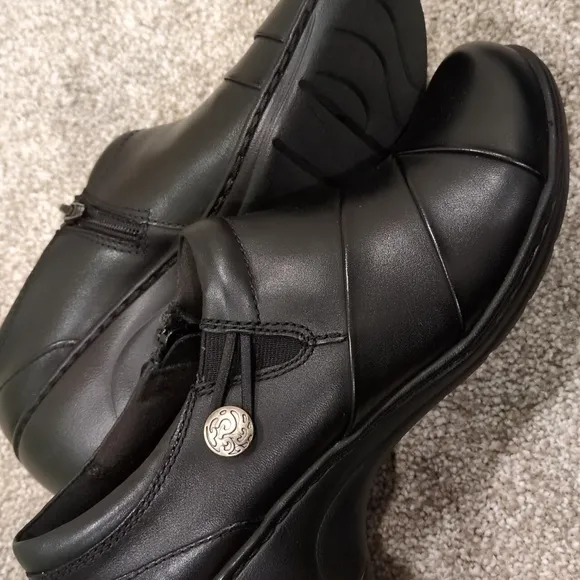 NIB Clarks Black Leather Shoes Women's size 5