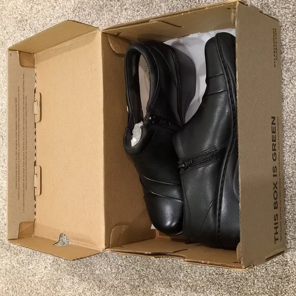NIB Clarks Black Leather Shoes Women's size 5
