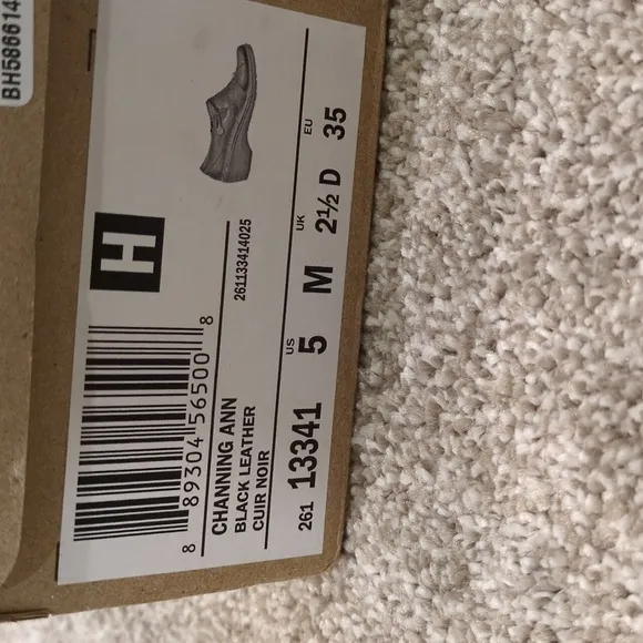 NIB Clarks Black Leather Shoes Women's size 5