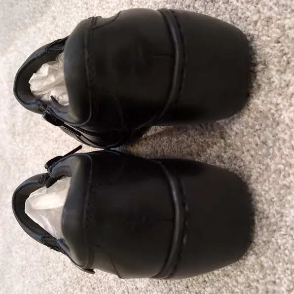 NIB Clarks Black Leather Shoes Women's size 5
