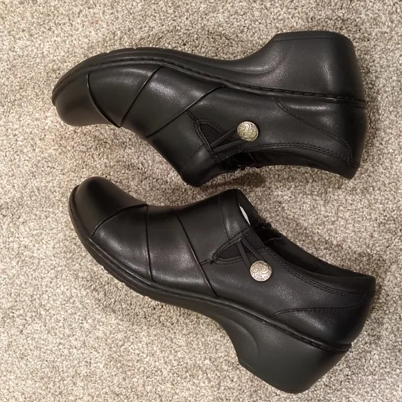 NIB Clarks Black Leather Shoes Women's size 5