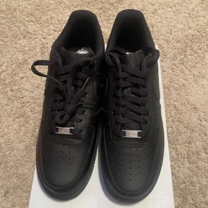 NiB Nike Air Force 1 '07 Shoes Triple Black CW2288-001 Men's Size 10.5 NEW