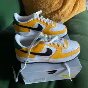 Nike Air Force 1 &quot;White/Gold/Black&quot; kids shoes