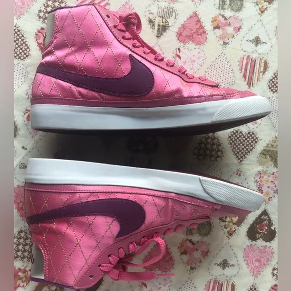Nike Blazer Vintage style 375573-603 Satin Quilted with Gold stitching size 7.5