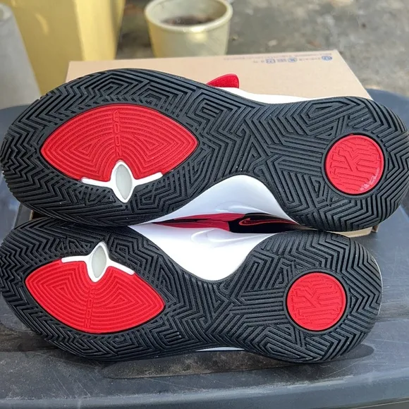 Nike boys Kyrie Flytrap 3 Black Red (GS) Sz 7Y