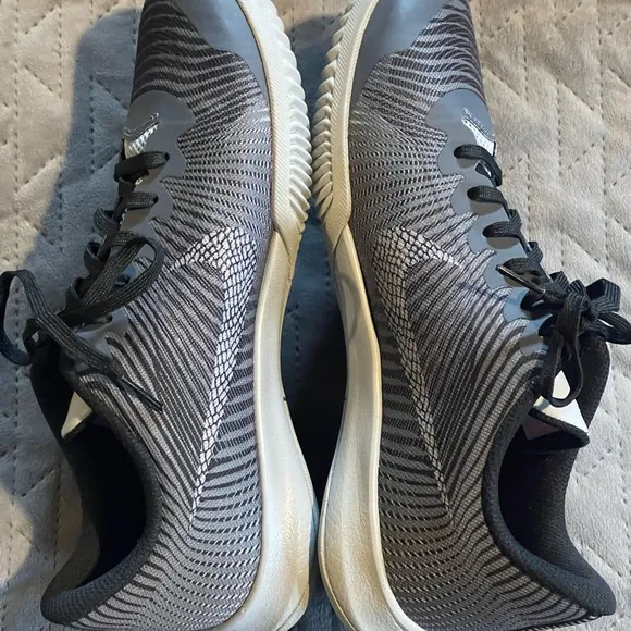 Nike Kobe Bryant shoes youth size 6.5 EUC‎ black/gray