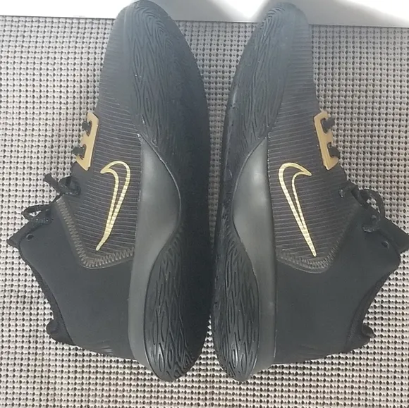 Nike Kyrie Flytrap 4 Black Metallic Gold Sneakers Shoes 6.5 Youth