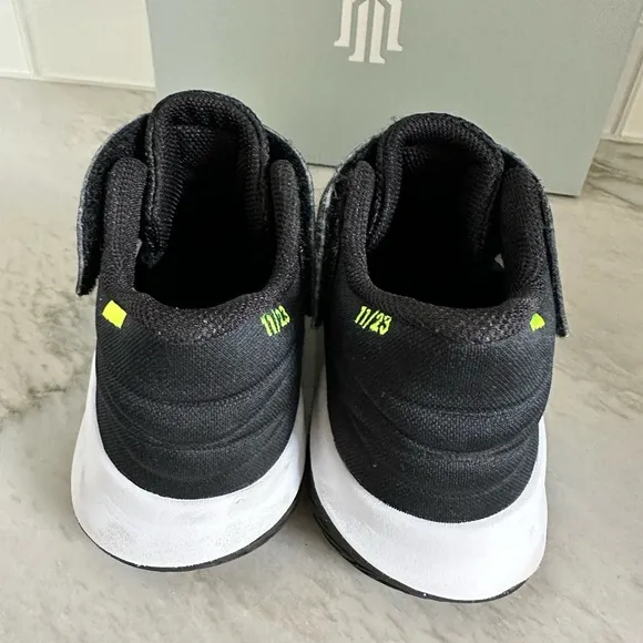 Nike Kyrie Flytrap shoes in black/white anthracite, size 1.5y