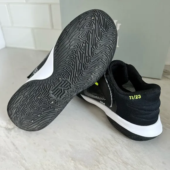 Nike Kyrie Flytrap shoes in black/white anthracite, size 1.5y