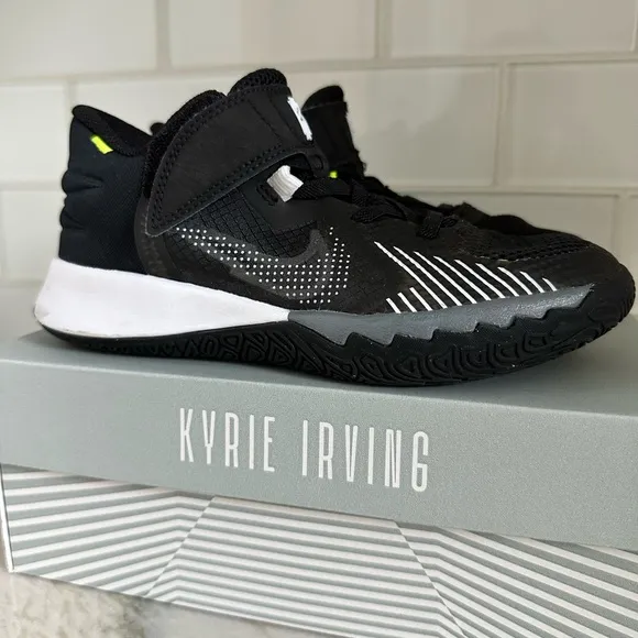 Nike Kyrie Flytrap shoes in black/white anthracite, size 1.5y