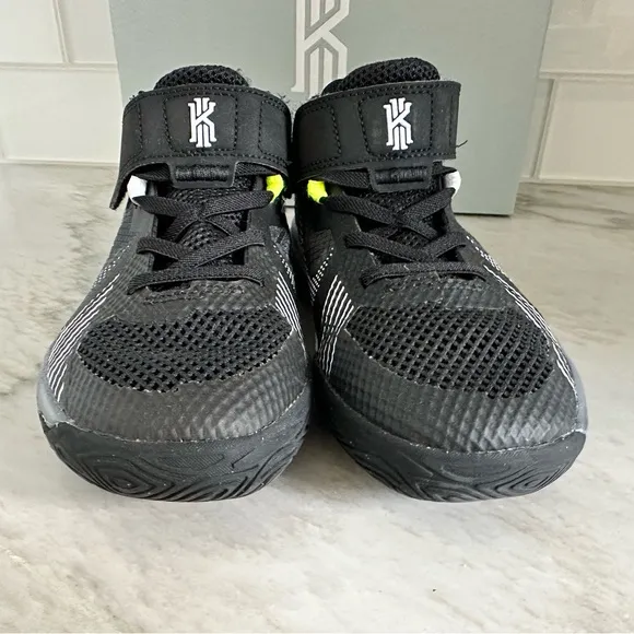 Nike Kyrie Flytrap shoes in black/white anthracite, size 1.5y
