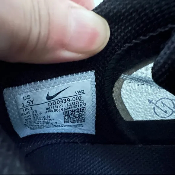 Nike Kyrie Flytrap shoes in black/white anthracite, size 1.5y