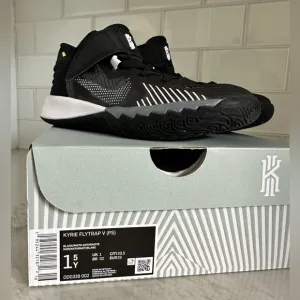 Nike Kyrie Flytrap shoes in black/white anthracite, size 1.5y