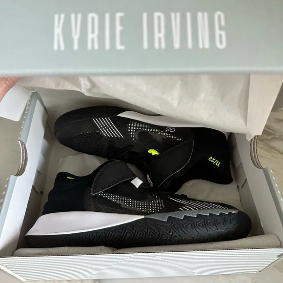 Nike Kyrie Flytrap shoes in black/white anthracite, size 1.5y