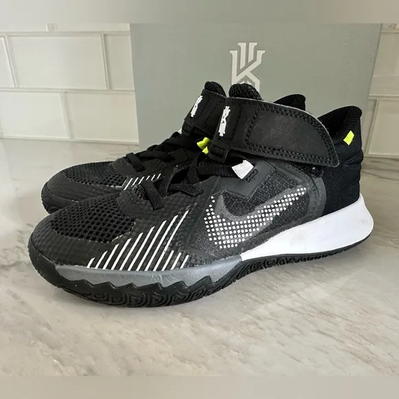 Nike Kyrie Flytrap shoes in black/white anthracite, size 1.5y